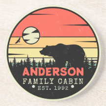 Kabinfamiljen Namn Retro Gräs Träd Bear Souvenir