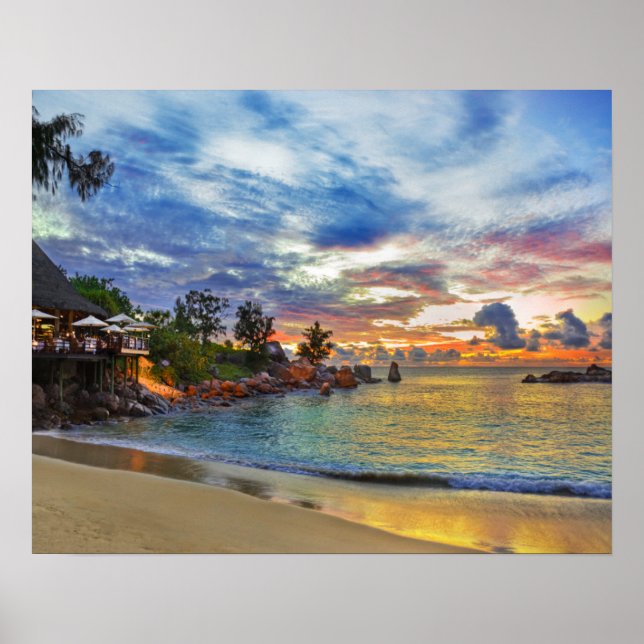 Kafé on Tropical Beach at Sunset Poster (Framsidan)
