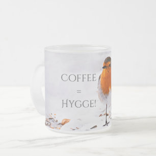 Kaffe är lika med Hygge med en söt rånfågel i snö Frostad Glasmugg