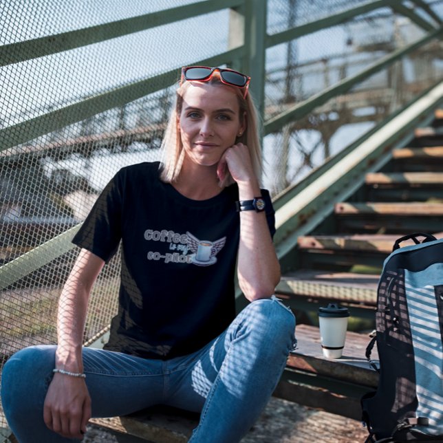 Kaffe är min biträdande pilot t shirt (Skapare uppladdad)