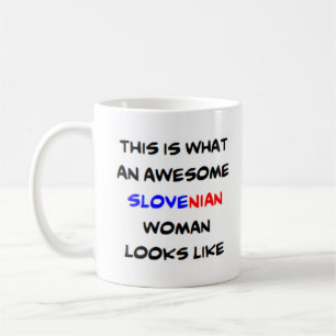 Kaffe av den latinska kvinnan i fantastisk mugg