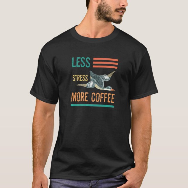 Kaffe Cute Anka Geese Less Stressar mer kaffe T Shirt (Framsida)