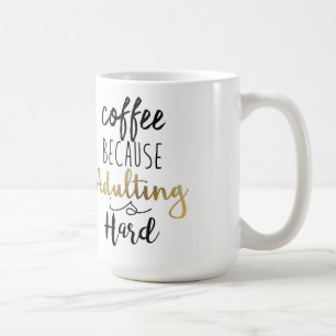 Kaffe, därför att Adulting är hårt   chic Kaffemugg
