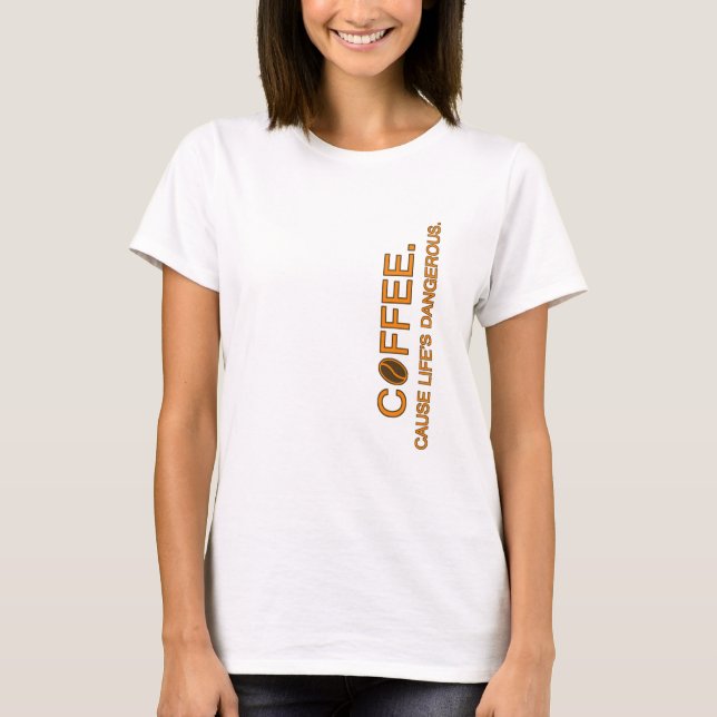 Kaffe. Eftersom Livet Är Farligt, slogan humor äls T Shirt (Framsida)