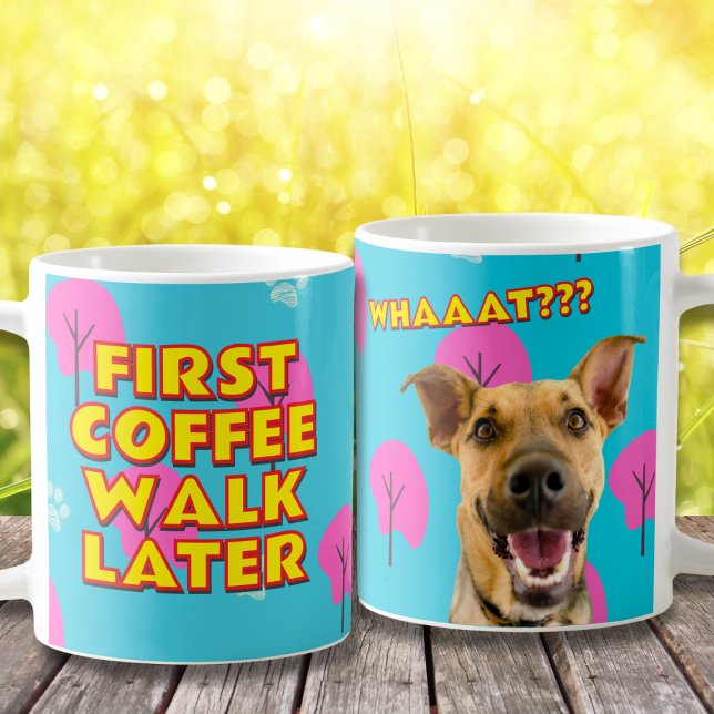 Kaffe First, Walk Senare - Rolig hund Mamma-gift Kaffemugg (Skapare uppladdad)