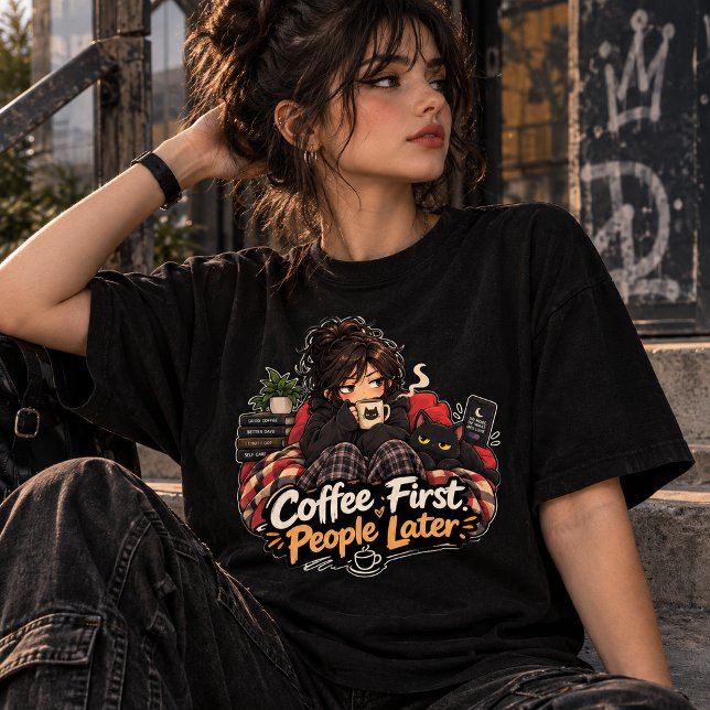 Kaffe före människor senare Rolig Introvert T Shirt (Cozy mood, bold style, and a little attitude. Coffee first, people later. ☕🖤
)