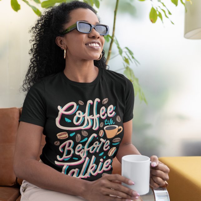 Kaffe före Talkie Pop Art T Shirt (Woman wearing shirt that says "Coffee Before Talkie")