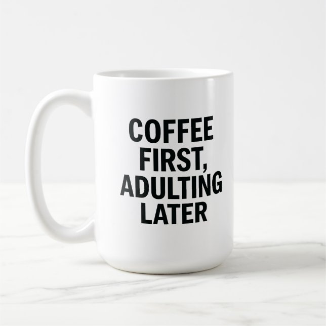 Kaffe först, Adulting Senare - Funny Slogan Kaffemugg (Vänster)