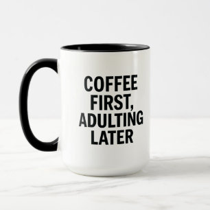 Kaffe först, Adulting Senare - Funny Slogan Mugg