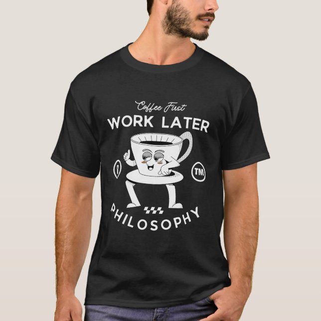 Kaffe först, arbete senare t shirt (Framsida)