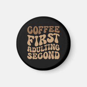 Kaffe först, avvänjning senare av Funny Caffeine Ä Magnet
