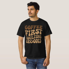 Kaffe först, avvänjning senare av Funny Caffeine Ä T Shirt