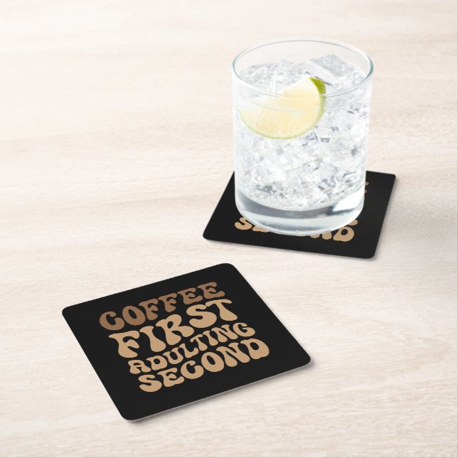 Kaffe först, avvänjning senare av Funny Caffeine Ä Underlägg Papper Kvadrat (Insitu)