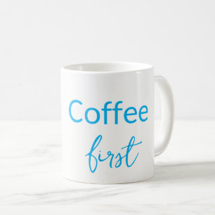 Kaffe först. Kommentarer börjar Kaffe Blommigt Mug Kaffemugg