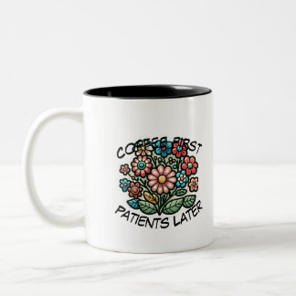 Kaffe först. Patienter senare. Två-Tonad Mugg