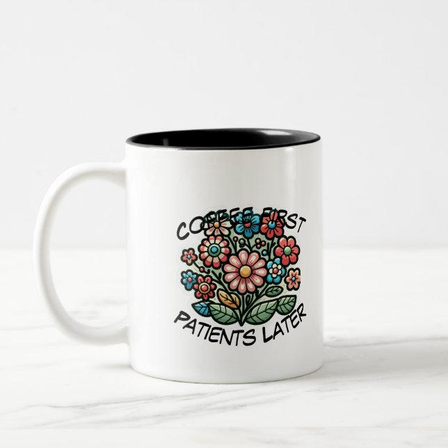 Kaffe först. Patienter senare. Två-Tonad Mugg (Vänster)