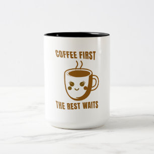 "KAFFE FÖRST, RESTEN VÄNTAR" - Tecknad Kaffe Två-Tonad Mugg