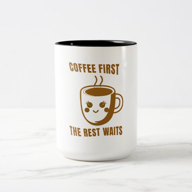 "KAFFE FÖRST, RESTEN VÄNTAR" - Tecknad Kaffe Två-Tonad Mugg (Center)