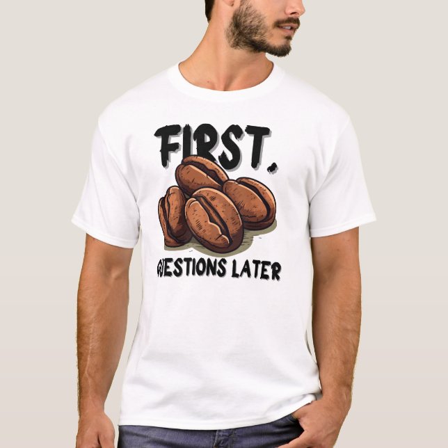 Kaffe först Rolig Citat T-Shirt – Koffein före (Framsida)