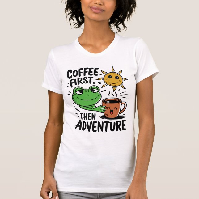 Kaffe först, sedan Äventyr - Cute Frog God morgon T Shirt (Framsida)