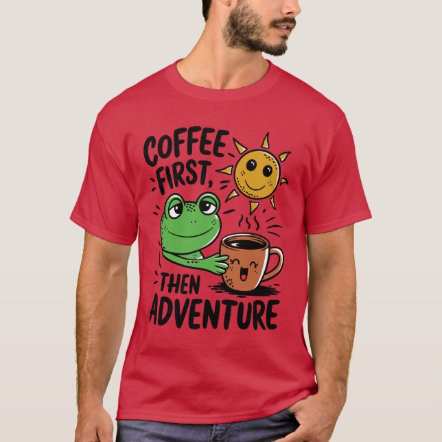 Kaffe först, sedan Äventyr - Cute Frog God morgon T Shirt (Framsida)