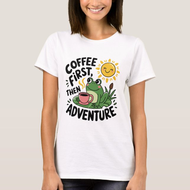 Kaffe först, sedan Äventyr - Cute Quirky Roligt Fr T Shirt (Framsida)
