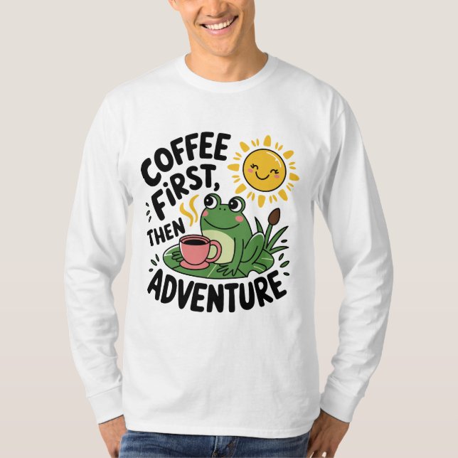 Kaffe först, sedan Äventyr - Cute Quirky Roligt Fr T Shirt (Framsida)