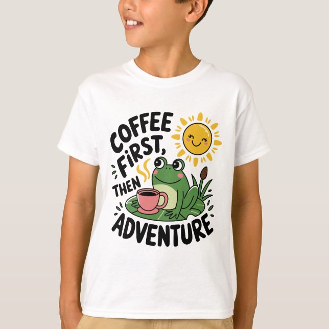 Kaffe först, sedan Äventyr - Cute Quirky Roligt Fr T Shirt (Framsida)