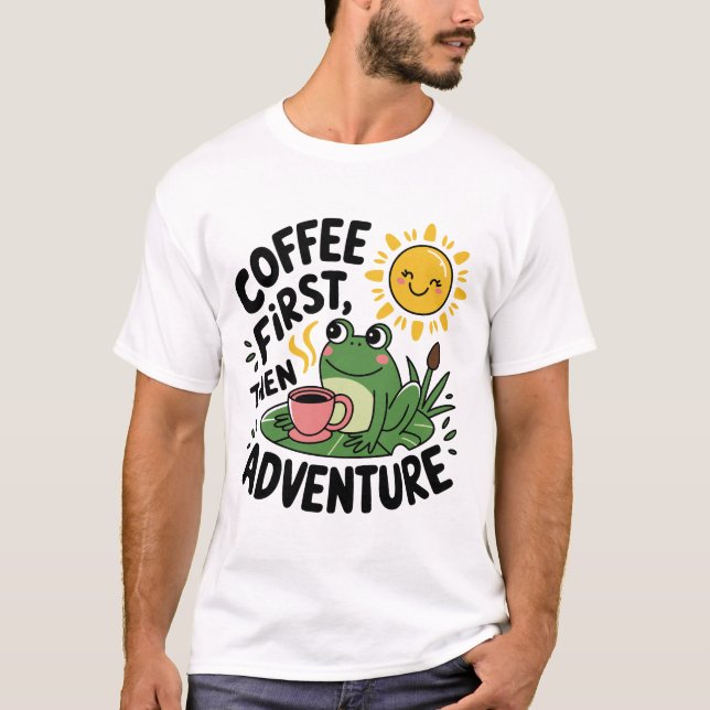 Kaffe först, sedan Äventyr - Cute Quirky Roligt Fr T Shirt (Framsida)