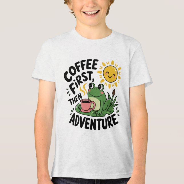 Kaffe först, sedan Äventyr - Cute Quirky Roligt Fr T Shirt (Framsida)