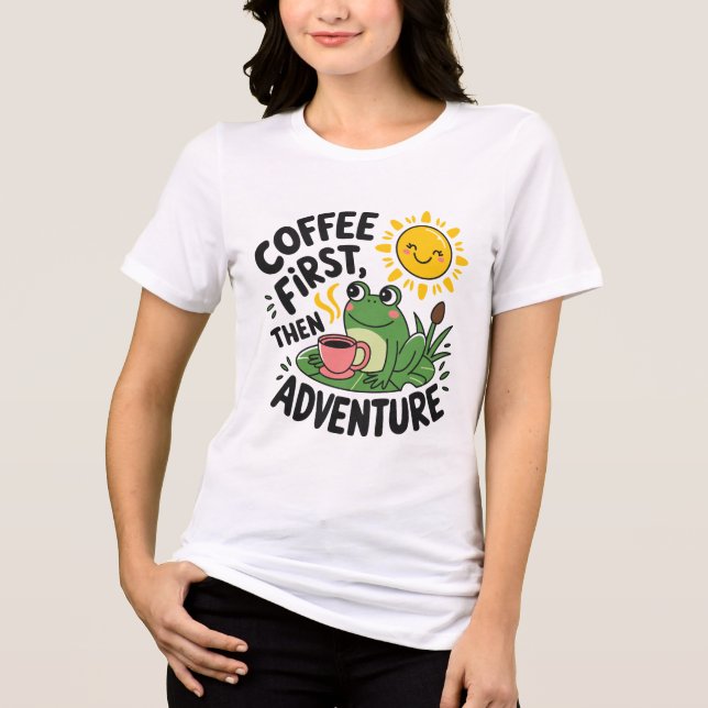 Kaffe först, sedan Äventyr - Cute Quirky Roligt Fr T Shirt (Framsida)
