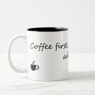 Kaffe första Adulting Second - Funny kaffeoffert Två-Tonad Mugg