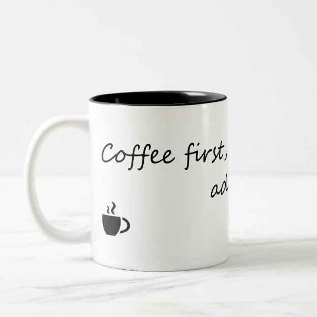 Kaffe första Adulting Second - Funny kaffeoffert Två-Tonad Mugg (Vänster)