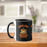 Kaffe första med andra citatet humor mugg<br><div class="desc">Svart bakgrund. Citat: Kaffe först,  Adulting secord. Orange,  brunt stil-retro 70.</div>