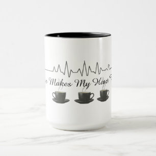 Kaffe gör mitt hjärtslag mugg