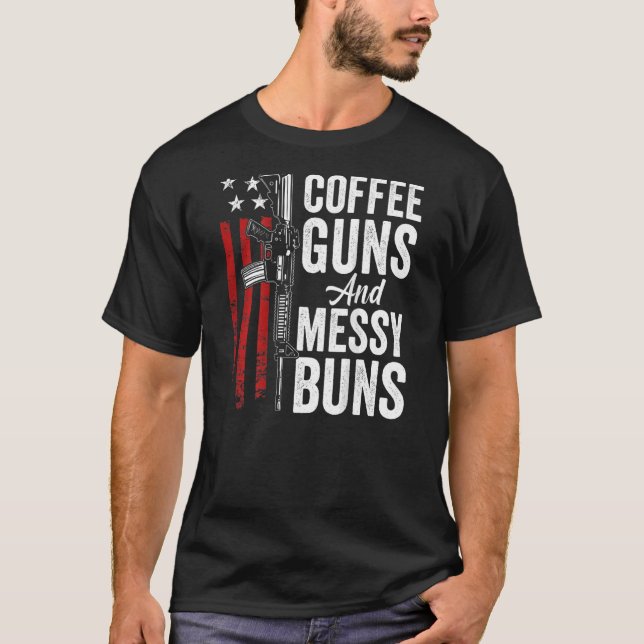 Kaffe Guns and Messy Buns Womens Ar15 Gun on Ba T Shirt (Framsida)
