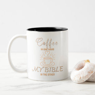 Kaffe i ena handen min bibel i den andra Två-Tonad mugg
