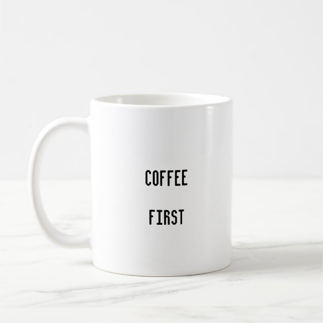Kaffe i första lejonparten, minimalistisk kaffe i  kaffemugg (Vänster)