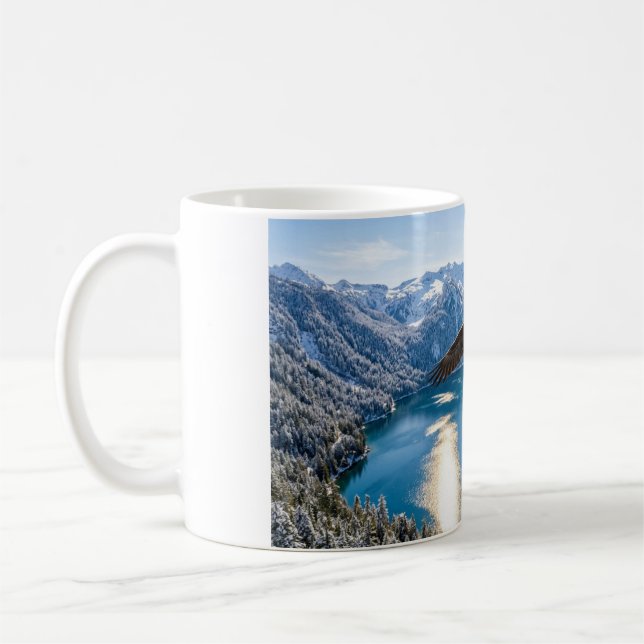 Kaffe kopp med havsörn som svävar över en sjö (Vänster)