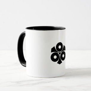 Kaffe kopp med tre ormhuvuden med svärd