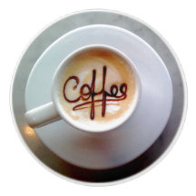 Kaffe kopp och kaffe av saucer latte