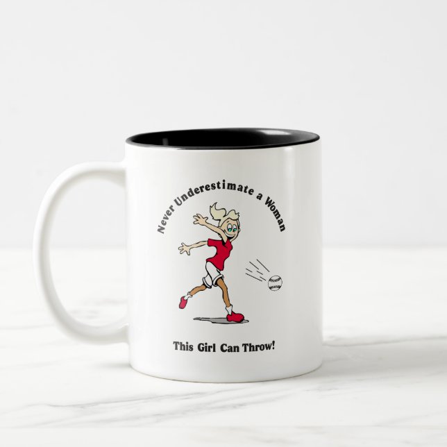Kaffe Kopp: Softball Baseball Girl Throwing Två-Tonad Mugg (Vänster)