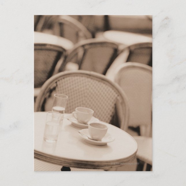 Kaffe koppar och glasögon på en Sidewald Cafe Bord Vykort (Framsida)