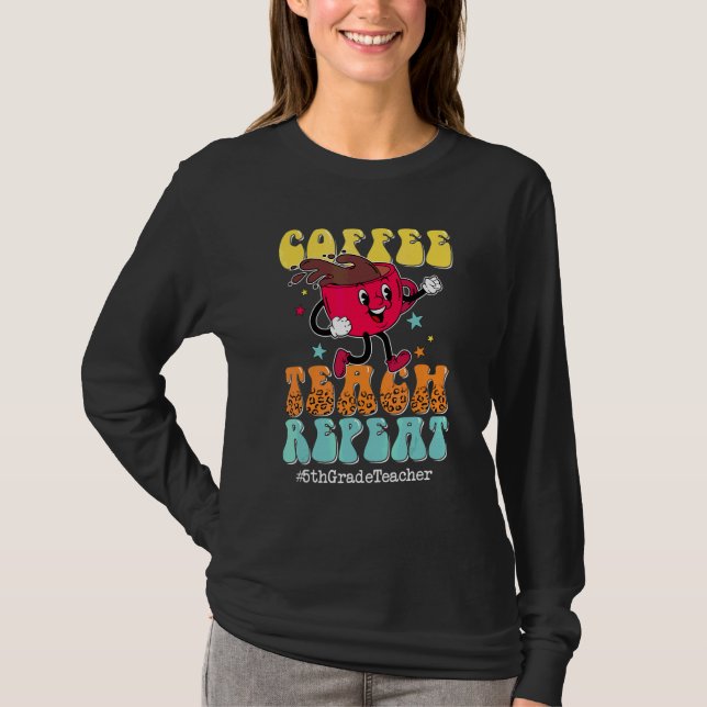 Kaffe Lär Upprepa 5:e Klass Lärare Leopard Bak T Shirt (Framsida)