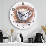 Kaffe, latte Espresso Personlig Köksvägg Stor Klocka<br><div class="desc">Kaffellås av Espresso Personlig Köksvägg. Trendig Personlig Namn Anpassningsbar Retro Modern kaffelåda Espresso Java Cafe Wall Clock by Printable Söt. Perfekt Clock för köket och gör en underbarare gåva till kaffet älskare!</div>