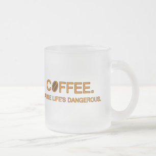 Kaffe. Livet är farligt, meme humor älskare Frostad Glasmugg