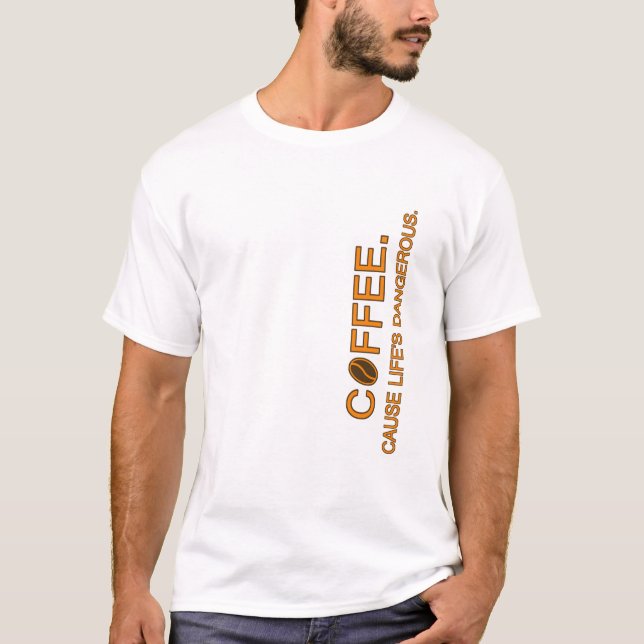 Kaffe. Livet är farligt, slogan humor älskare T Shirt (Framsida)