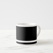 Kaffe med stark svart färg och vit Rand