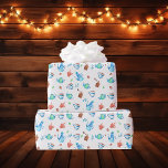 Kaffe Mönster Presentpapper<br><div class="desc">Kaffe mönster av kopp av kaffe,  tekokare,  kaffe koppar,  kaffebryggare,  kaffebönor och löv. De finns i vattenfärgade nyanser av brunt,  blått/vitt rand,  blått och teal.</div>