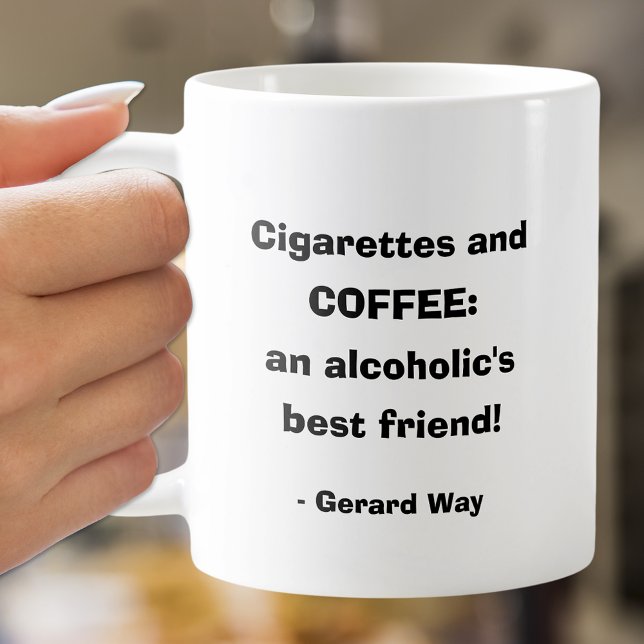 Kaffe och cigaretter, citattext, humoristisk text kaffemugg (Chuckle over "Cigarettes and Coffee: an alcoholic's best friend" quote on this coffee cup.)